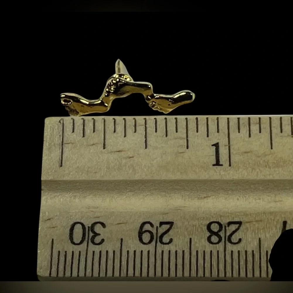 LN Three Footprints In The Sand Gold Tone Feet Lapel Pin Hat Vest Sweater Tac